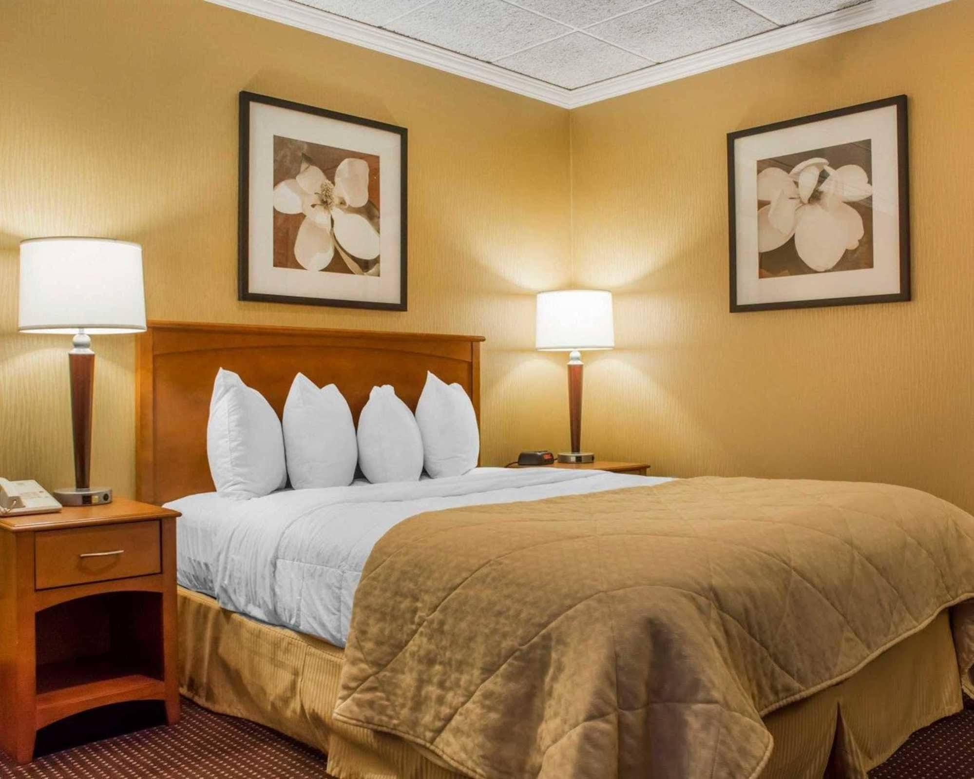 Clarion Hotel & Suites Riverfront Oswego Bagian luar foto