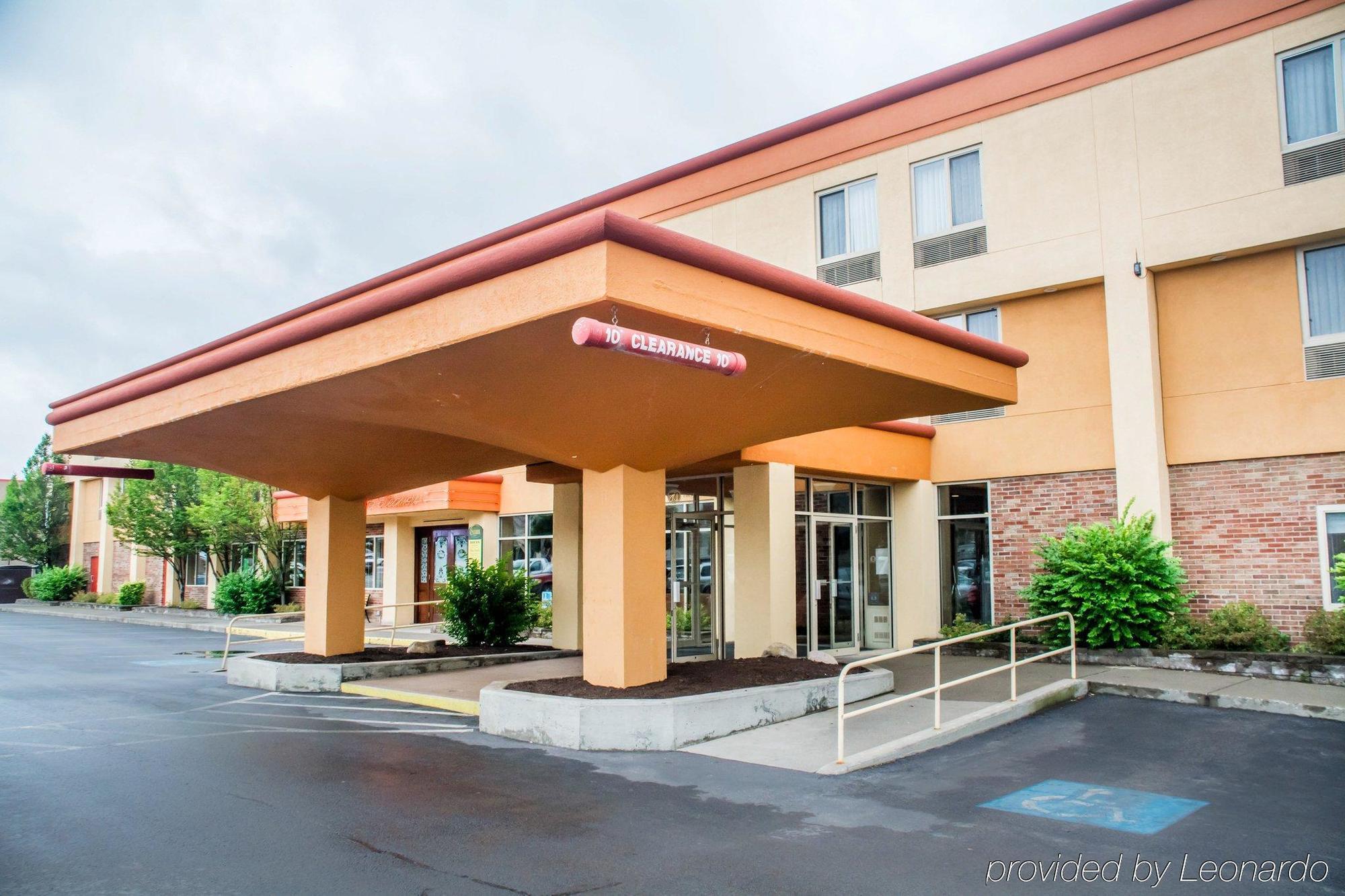 Clarion Hotel & Suites Riverfront Oswego Bagian luar foto