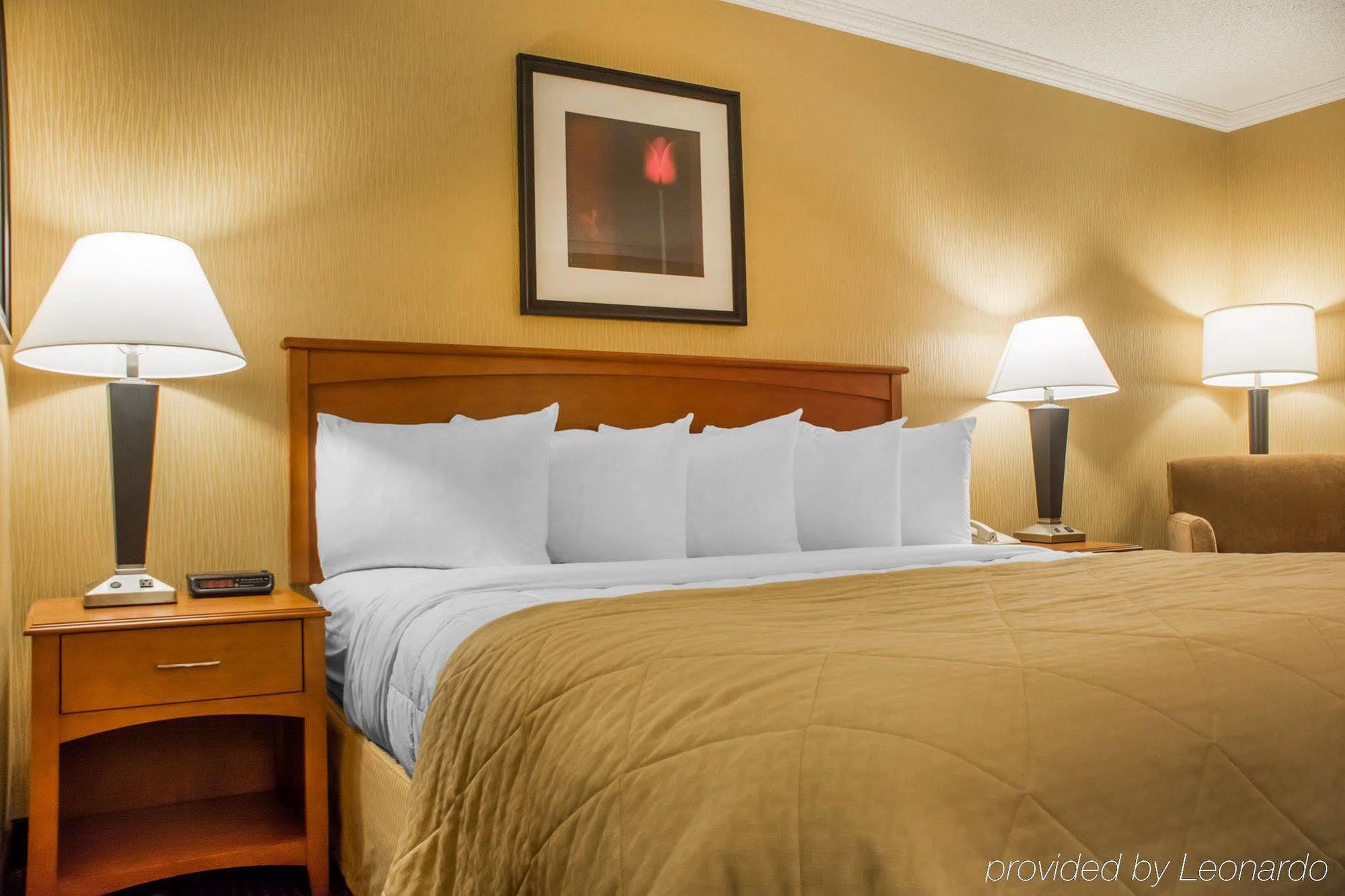 Clarion Hotel & Suites Riverfront Oswego Bagian luar foto