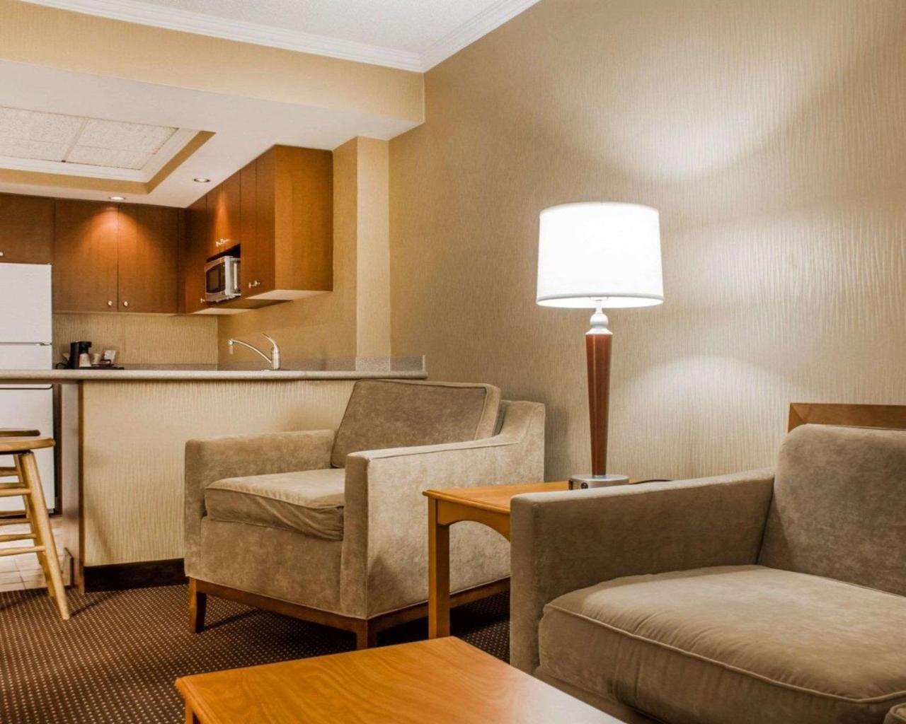 Clarion Hotel & Suites Riverfront Oswego Bagian luar foto