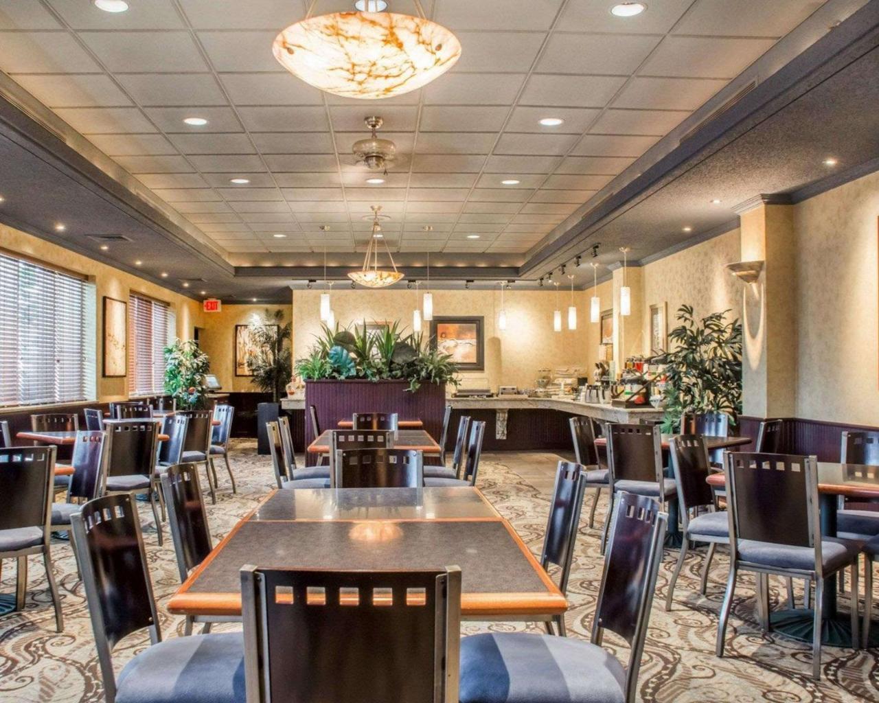 Clarion Hotel & Suites Riverfront Oswego Bagian luar foto