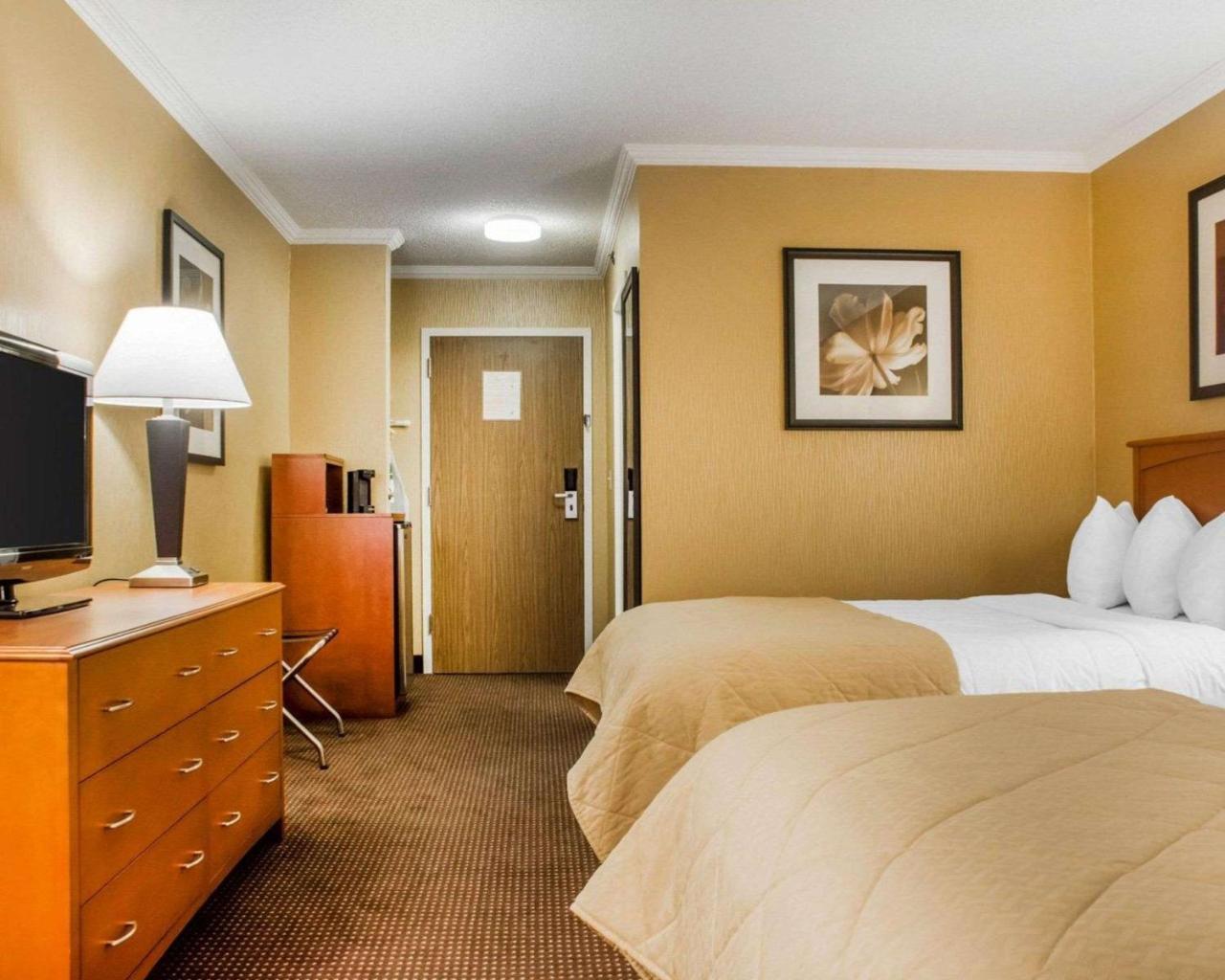 Clarion Hotel & Suites Riverfront Oswego Bagian luar foto